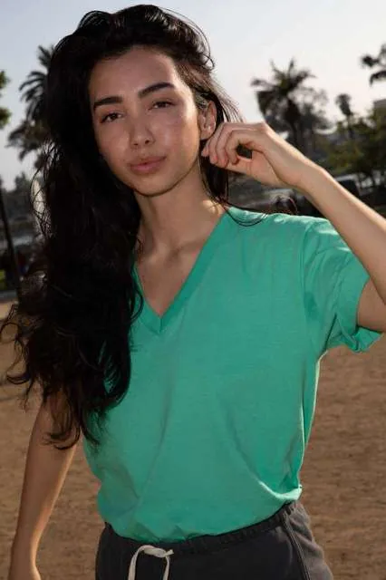 Tricou unisex din jerseu fin, cu decolteu in V